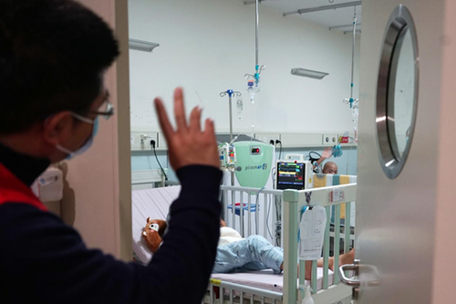 中国红十字基金会工作人员探访已获得救助的白血病儿童