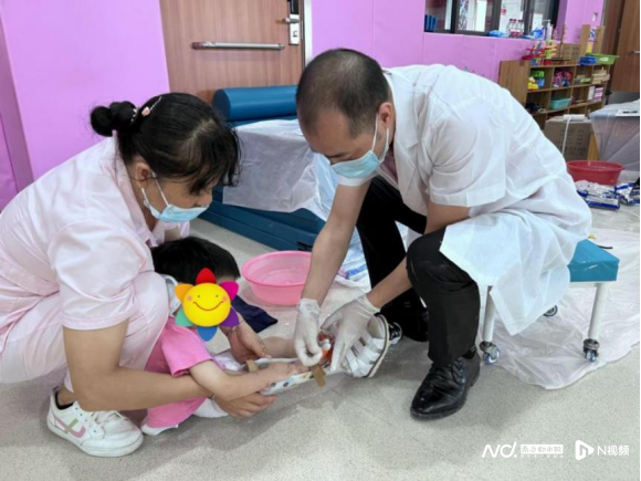 5岁女孩终于能独立行走！东莞福彩公益金为孤儿点亮希望之光